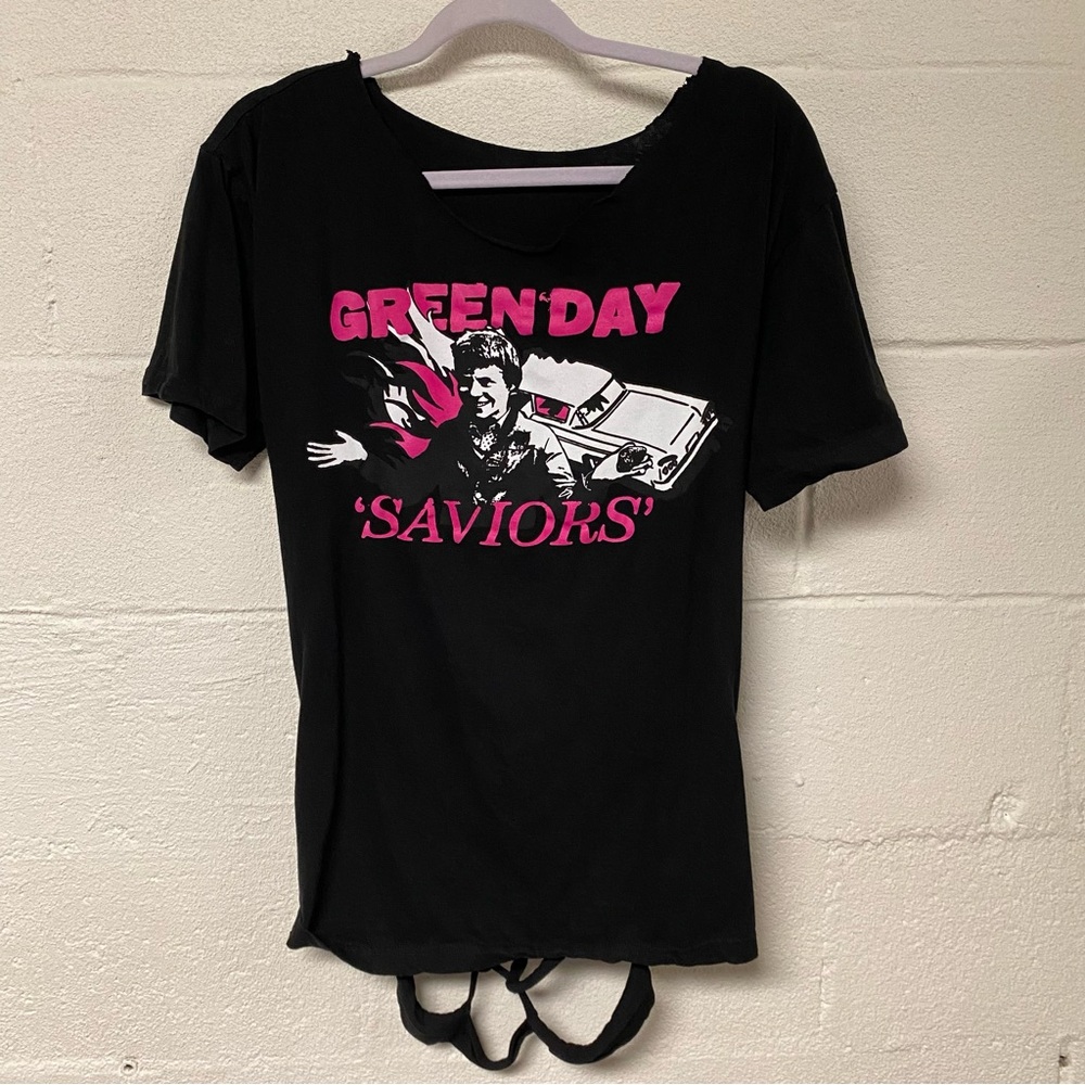 Hot Topic Women’s Black and Pink Graphic Cut Out T-Shirt Size Large